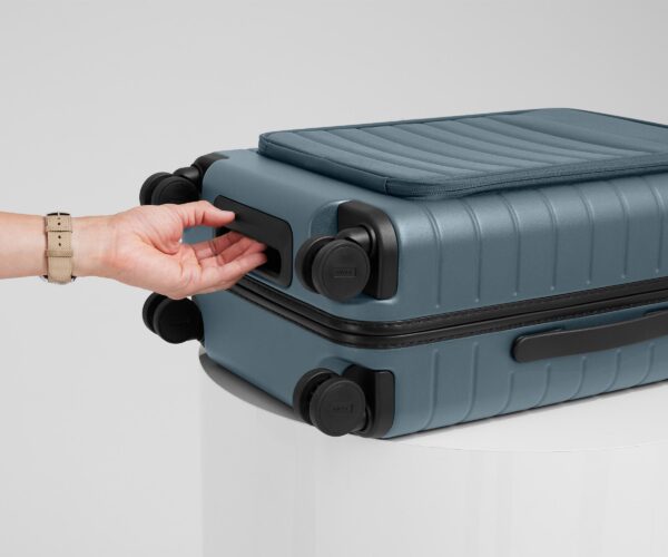 8f0663fe-11ef-4d47-a3ef-5ae052f3cc63.jpg The Executive Bigger Carry-On in Coast Blue